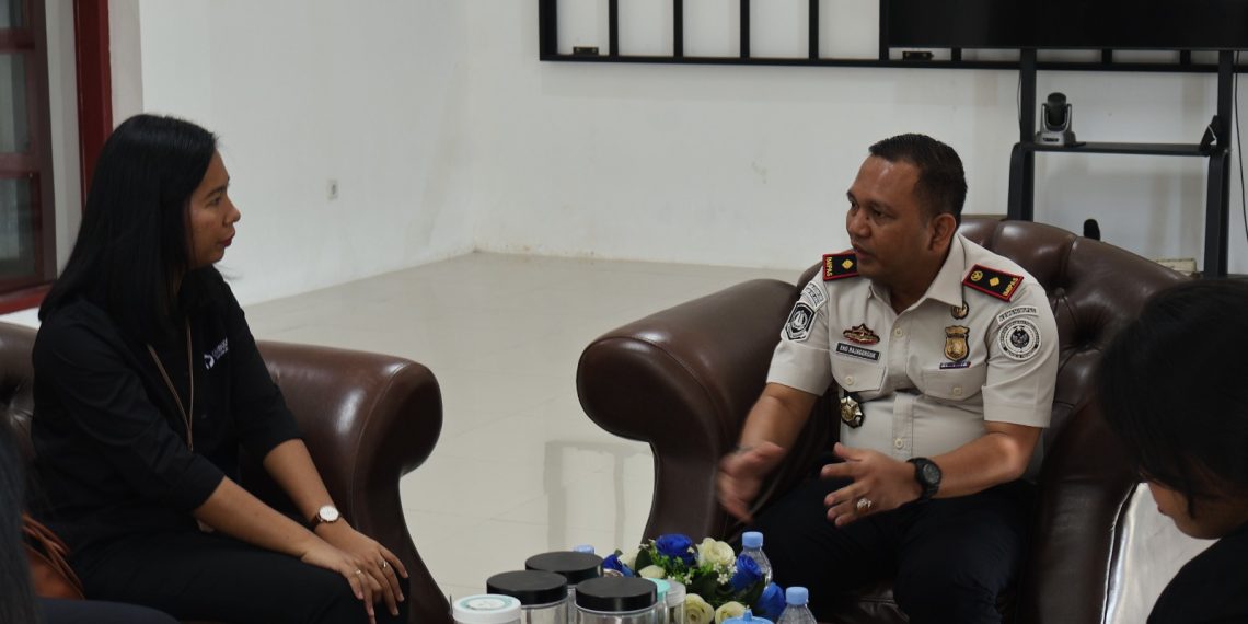 Kepala Kantor Imigrasi Kelas II TPI Belawan, Eko Rajagukguk (kanan) saat menerima Perwakilan Ombudsman Provinsi Sumut.(Satunusantara news/HO-Kanwil Imigrasi Sumut).