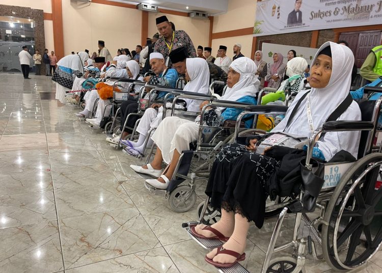 Jemaah haji Kloter 5 Embarkasi Medan, sesat akan berangkat ke Tanah Suci dari Aula Madinatul Hujjaj Asrama Haji Medan.(Satunusantara news/Humas  Kanwil Kemenhaj  Sumut)