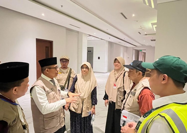 Kakanwil Kemenaj dan Umrah Sumut ,Dr Zulkifli Sitorus (dua dari kiri) saat meninjau jemah haji asal Jatim yang mengalami tehnical landing di Bandara Kualanamu, Kabupaten Deliserdang.(Satunusantara news/Humas Kanwil Kemenaj dan Umrah Sumut).
