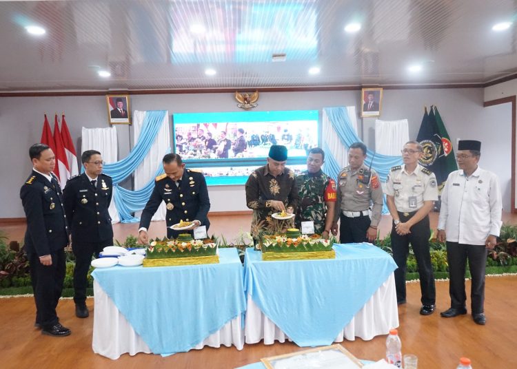Kepala Lapas Kelas I Medan, Fonika Affandi (tiga dari kiri) saat memotong nasi tumpeng memperingati HBP ke-62 Tahun 2026.(Satunusantara news/HO-Lapas Kelas I Medan).