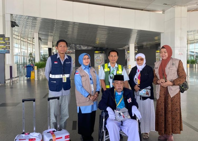 Jemaah haji Muritno (tengah)  yang mengalami sakit dikembalikan ke  Solo, melalui Bandara Internasional Kualanamu.(Satunusantara news/HO-Humas Haji Embarkasi Medan).
