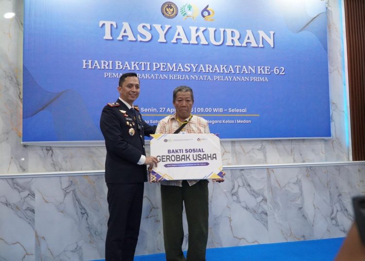 Kepala Rutan Kelas I Medan, Andi Surya (kiri) saat menyerahkan gerobak usaha kepada masyarakat pada peringata HBP ke-62 Tahun 2026.(Satunusantara news/HO-Rutan Medan).