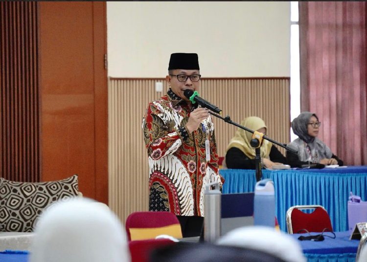 Kakanwil Kemenhaj dan Umrah Provinsi Sumut, Dr. H. Zulkifli Sitorus, saat memberikan pengarahan  menegaskan bahwa pemerintah berkomitmen penuh memberikan pelayanan terbaik kepada jemaah haji, dengan catatan jemaah harus disiplin mengikuti seluruh ketentuan yang telah ditetapkan.
"Pemerintah berkomitmen memberikan pengarahan kepada 360 jemaah haji Kloter 07 Embarkasi Medan di Aula Jabal Nur Asrama Haji Medan.(Satunusantara news/HO-Humas PPIH Embarkasi Medan).