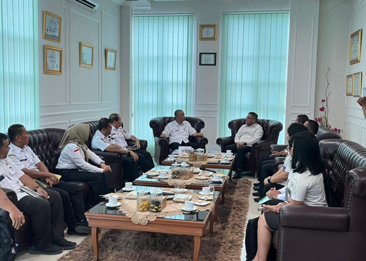 Kakanwil Ditjen Imigrasi Sumut, Parlindungan (kanan) saat ini diterima  oleh Sekretaris Daerah Kota Tebing Tinggi, Erwin Suheri Damanik (kri)  di aula Balai Kota  Tebing Tinggi.(Satunusantara news/HO-Imigrasi Sumut).