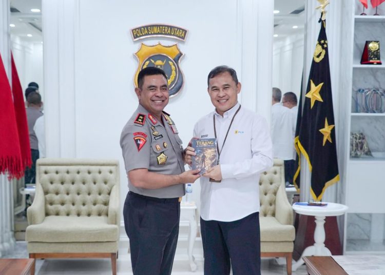 General Manajer PLN UID Sumut Mundhakir (kanan) saat menyerahkan cendramata kepada Kapolda Sumut   Irjen Pol Whisnu Hermawan Februanto (kiri) di Mapolda Sumut.(Satunusantara news/HO-Humas PLN UID Sumut).