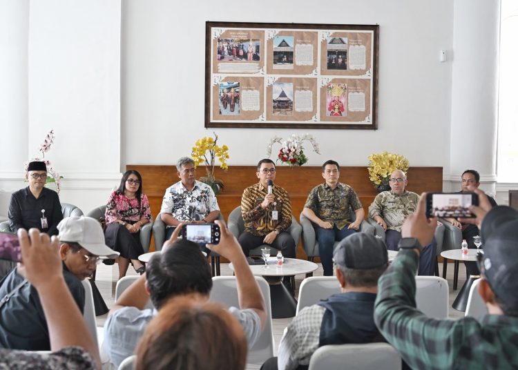 Kepala BPSDM Sumut Agustinus (tengah) pada temu pers di Lobby Dekranasda Kantor Gubernur Sumut.(Satunusantara news/HO-Diskominfo Sumut).