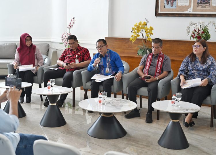 Kepala Badan Kesatuan Bangsa dan Politik (Kesbangpol) Sumut Mulyono (tengah) pada temu pers  di Lobby Dekranasda Kantor Gubernur Sumut.(Satunusantara news/HO-Diskominfo Sumut).