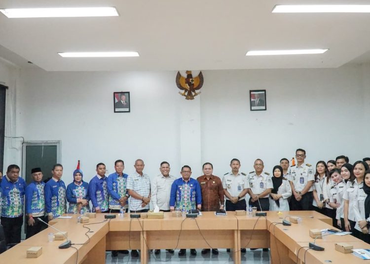Kakanwil Ditjen Imigrasi Sumut, Dr. Parlindungan (nomor 11 dari kiri) saat foto bersama denganWakil Bupati Labuhanbatu, H. Jamri (nomor 12 dari kiri) saat kunjungan kerja ke Kantor Bupati Labuhanbatu.(Satunusantara news/HO-Kanwil Ditjen Imigrasi Sumut).