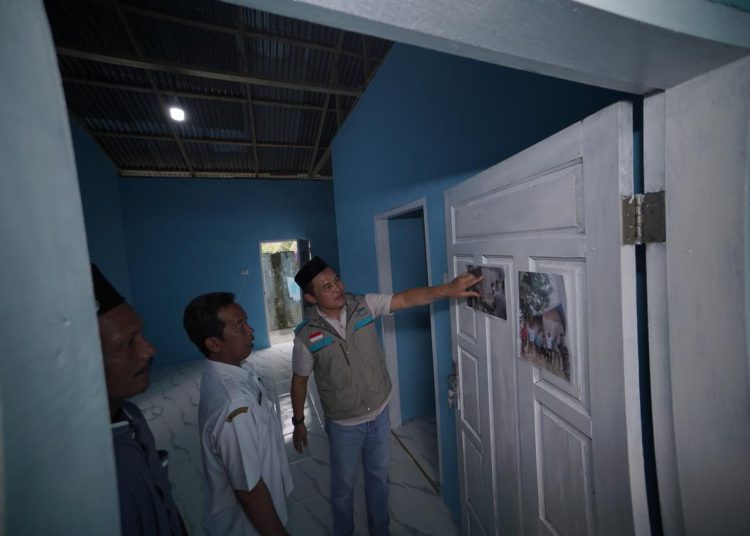 General Manajer PLN UID Sumut, Mundhakir (kanan) pada acara bantuan bedah rumah dan pemberdayaan ekonomi berupa bantuan ternak kepada keluarga prasejahtera di Desa Perkotaan, Kecamatan Secanggang, Kabupaten Langkat.(Satusantara news/HO-Humas PLN UID Sumut).