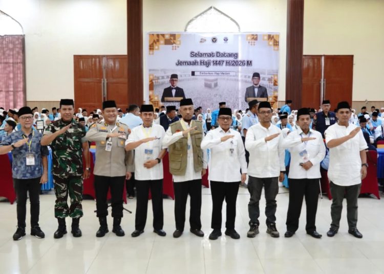 Kakanwil Kementerian Haji dan Umrah Provinsi Sumut,  Zulkifli Sitorus (nomor empat dari kanan) saat menerima Jemaah Haji Kloter 12 Embarkasi Medan.(Satunusantara news/HO-HO-Humas PPIH Embarkasi Medan).