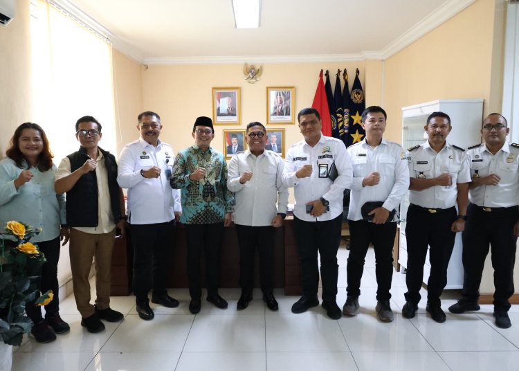 Kekanwil Ditjen Imigrasi Sumut,  Utara, Dr. Parlindungan (lima dari kanan) saat foto bersama dengan  Anggota DPD RI Daerah Pemilihan Sumut Pdt. Penrad Siagian ( empat dari kiri) di Kanwil Ditjen Imigrasi Sumut.(Satunusantara news/HO-Kanwil Imigrasi Sumut).