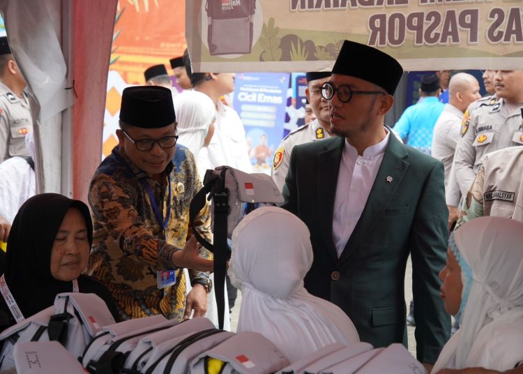 Wakil Menteri Haji dan Umrah RI, Dahnil Anzar Simanjuntak (kanan) saat meninjau langsung pelayanan jemaah haji di Asrama Haji Medan.(Satunusantara news/HO-Humas PPIH Embarkasi Medan).