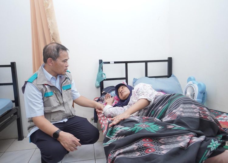 General Manajer PLN UID Sumut, Mundakhir (kiri) saat menjeguk pasien Safrida di Rumah Singgah YBM PLN yang sedang menjalani pengobatan di RSUp H.Adam Malik Medan.(Satunusantara news/HO-Humas PLN UID Sumut).