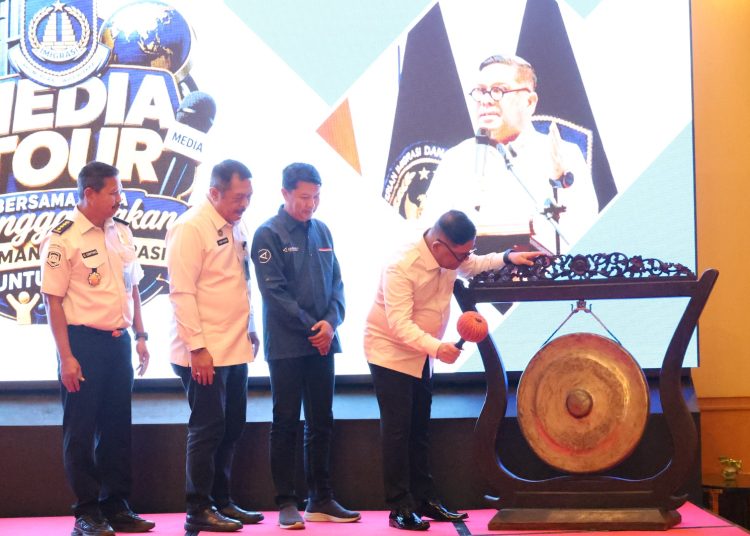 Kakanwil Ditjen Imigrasi Sumut, Dr.Parlindungan (kanan) saat memukul gog pada pembukaan kegiatan Media Tour 2026 bertajuk "Bersama Media Menggaungkan Semangat Imigrasi untuk Rakyat" di Hotel Arya Duta Medan.(Satunusantara news/HO-Kanwil Ditjen Imigrasi Sumut).