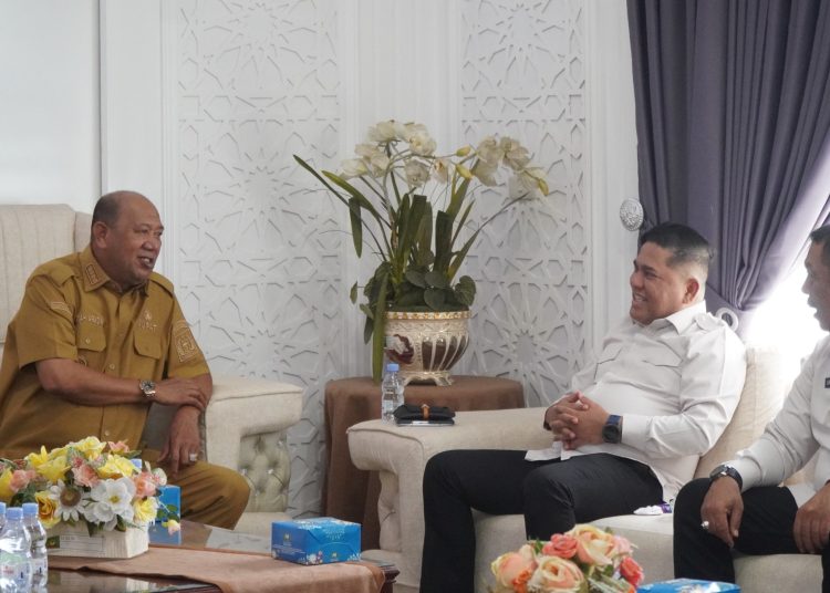 Kakanwil Ditjen Imigrasi Sumut, Dr. Parlindungan (tengah) saat audendi dengan Bupati Langkat, Syah Afandin (kiri) di kantor Bupati Langkat.(Satunusantara.news/HO-Kanwil Ditjen Imigrasi Sumut).