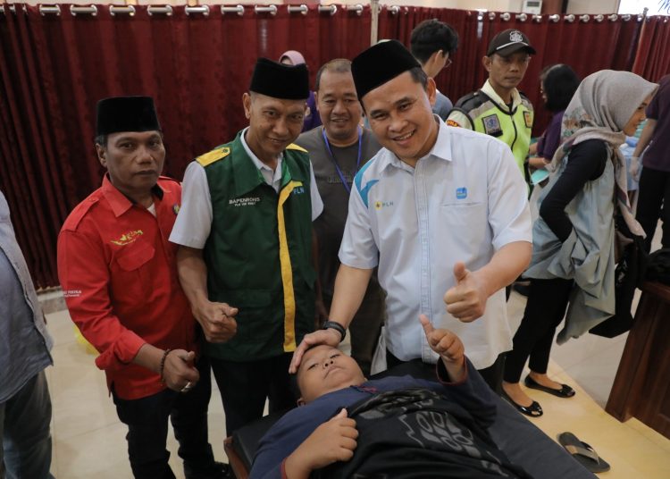 General Manajer PLN UID Sumut, Mundhakir (kanan) bersama Ketua Bapenrohis dan Ketua DPC SP PLN UID Sumut , Deffin Samsui Harahap (tengah) saat berfoto dengan Karim, sebelum dilaksanakan khitan.(Satunusantara news/HO-Humas PLN UID Sumut).