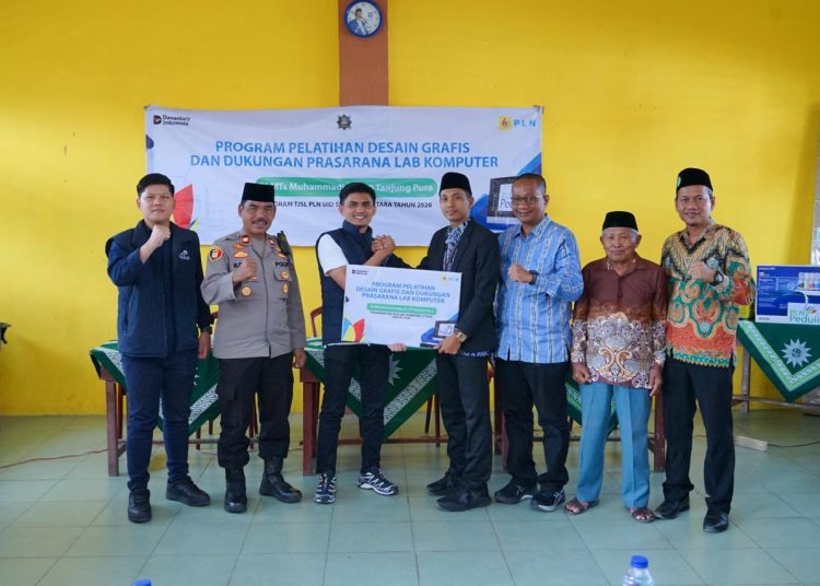 Asman TJSL PLN UID Sumut, Teddy C.Putra (tiga dari kiri) saat menyerahkan secara simbolis bantuan program pelatihan desain grafis dan dukungan sarana prasarana laboratorium komputer kepada Kepala Sekolah MTs Muhammadiyah 19 Tanjung Pura, Iwan Susanto (empat dari kanan). (Satunusantara news/HO-Humas PLN UID Sumut).
