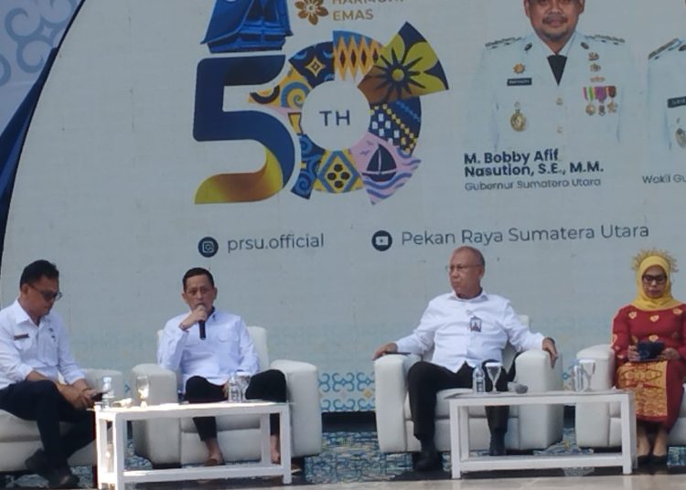 Direktur PPSU, Ferry Indra, (dua dari kiri) saat temu pers PRSU ke-50 di Panggung Keong, Gedung PRSU di Medan.(Satunusantara news/Munawar).