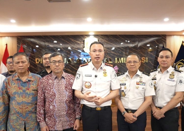 Dirjen Imigrasi, Hendarsam Marantoko (tengah) saat foto bersama dengan perwakilan ITB di Gedung Direktorat Jenderal Imigrasi.(Satunusantara news/HO-Humas Kanwil Ditjen Imigrasi Sumut).