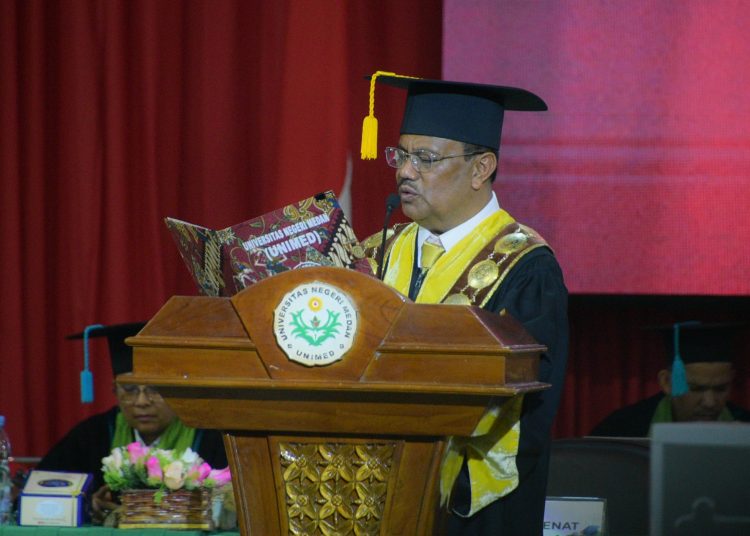 Rektor Unimed, Prof Dr Ir Baharuddin ST,MPd, saat menyampaikan pidato pada acara 899 wisudawan Unimed periode Mei tahun 2026 di Gedung Auditorium Unimed.(Satunusantara news/HO-Humas Unimed).