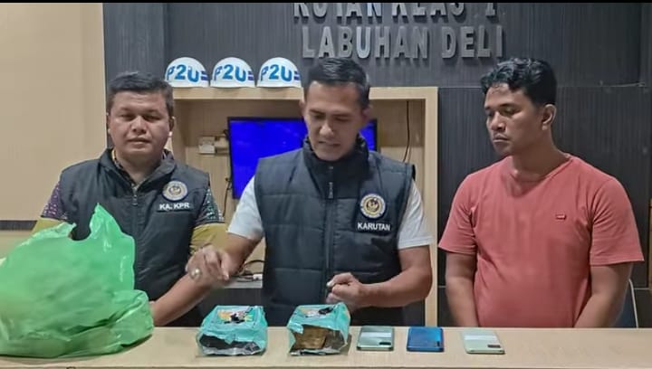 Kepala Rutan Kelas I Labuhan Deli, Eddy Junaidi (tengah) saat memeriksa narkotika jenis sabu yang mau diselundupkan ke dalam Rutan Labuhan Deli.(Satunusantara news/HO-Rutan Labuhan Deli).