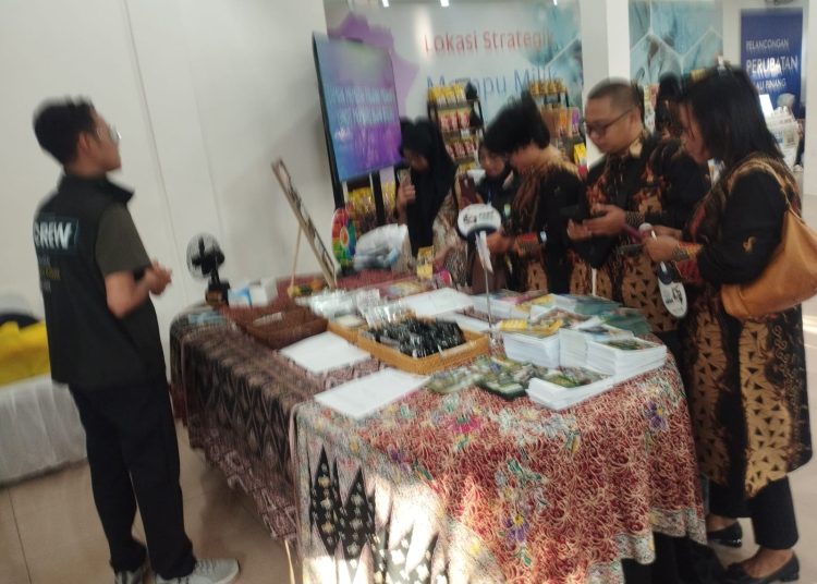 Pejabat Setia Usaha Kerajaan Negeri Pulau Pinang, Safi Hakemi bin Azhar (kiri) saat melaani pengunjung di paviliun Pulau Pinang pada PRSU ke-50 tahun 2026.(Satunusantara  news/Munawar)