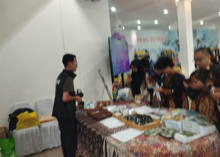 Pejabat Setia Usaha Kerajaan Negeri Pulau Pinang, Safi Hakemi bin Azhar (kiri) saat menyampaikan penjelasan kepada pengunjung di area PRSU ke-50 tahun 2026.(Satunusantara news/Munawar)