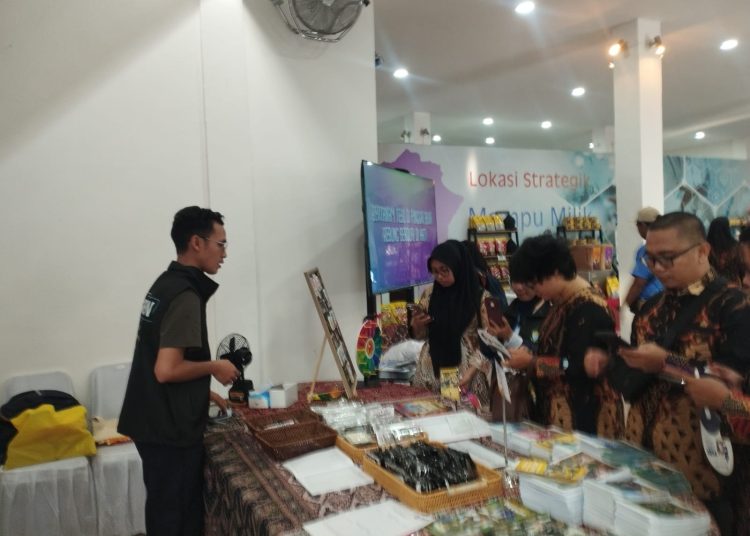 Pejabat Setia Usaha Kerajaan Negeri Pulau Pinang, Safi Hakemi bin Azhar (kiri) saat memperkenalkan kepada pengunjung sejarah Pulau Pinang di area PRSU ke-50 tahun 2026. (Satunusantara news/Munawar).