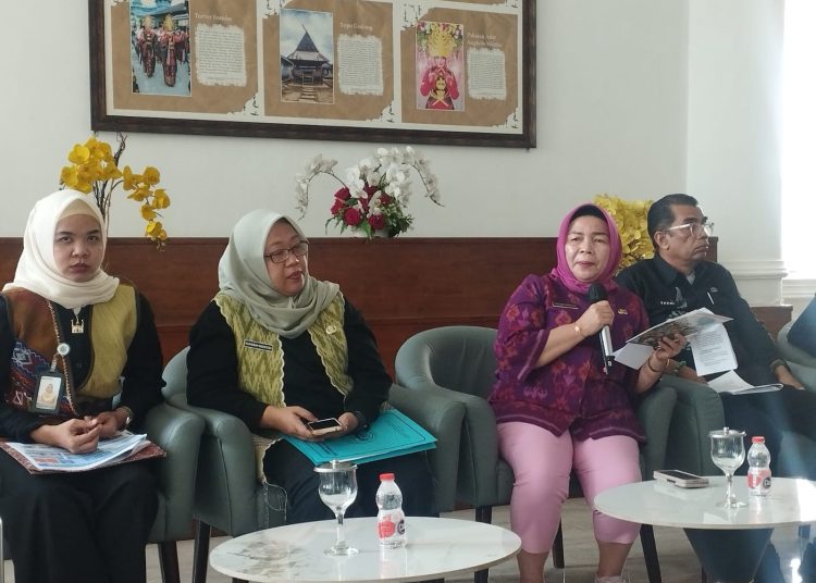 Kepala Dinas Koperasi, Usaha Kecil dan Menengah Provinsi Sumut Yuliani Siregar (dua dari kanan) saat konferensi pers di Lobby Dekranasda Kantor Gubernur Sumut.(Satunusantara news/Munawar)