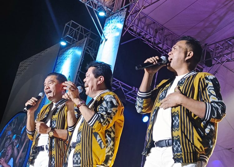 Trio Ambisi, penyanyi legendaris asal Sumut, saat menampilkan lagu-lagu Batak cukup populer di PRSU ke-50 tahun 2026.(Satunusantara news/HO-Istimewa).