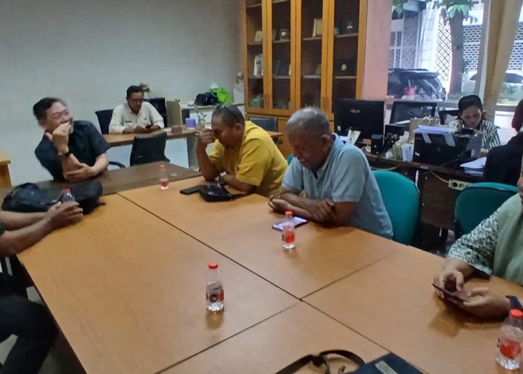 Ketua FWD Sumut Ariadi (kiri) saat mengadakan pertemuan Humas Sekretariat DPRD Sumut, Muhammad Sofyan (empat dari kanan) di kantor DPRD Sumut.(Satunusantara news/HO-Istimewa).