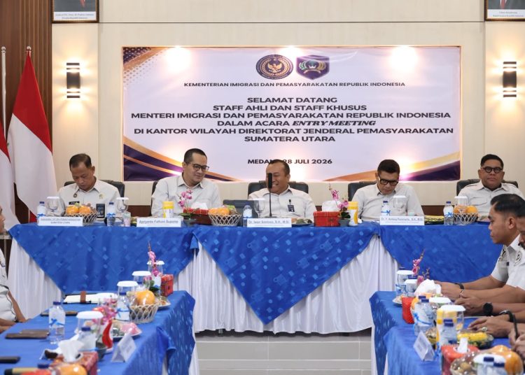 Kakanwil Ditjen Imigrasi Sumut, Dr.Parlindungan (kanan) bersama Staf Ahli Menteri Imigrasi dan Pemasyarakatan Bidang Pelayanan Publik dan Reformasi Hukum, Iwan Santoso, bersama Staf Khusus Menteri Bidang Hubungan Kelembagaan, Apriyanto Fathoni Supomo, serta Staf Khusus Menteri Bidang Sumber Daya Manusia dan Transformasi Organisasi, Y. Ambeg Paramarta, pada acara evaluasi pelayanan publik. (Satunusantara news/HO-Kanwil Imigrasi Sumut).
Iwa