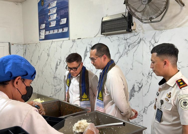 Kepala Rutan Kelas I Medan, Andi Surya (kanan) saat mendampingi Staf Ahli Bidang Pelayanan Publik dan Reformasi Hukum, Dr. Iwan Santoso, SH, M.Si, Staf Khusus Bidang Hubungan Kelembagaan, Apriyanto Fathoni Supomo, serta Staf Khusus Bidang Penguatan SDM dan Transformasi Organisasi, Dr. Y. Ambeg Paramarta, SH, M.Si, kunjungan kerja i ke Rutan Medan.(Satunusantara/HO- Rutan Medan).