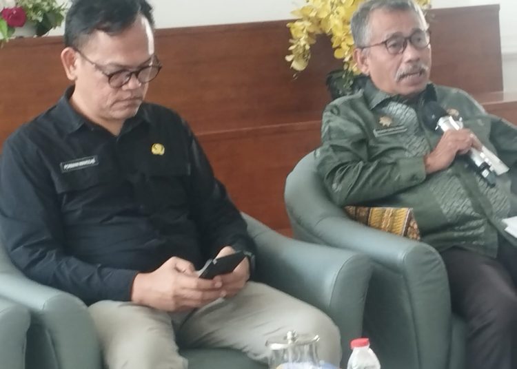 Asisten Pemerintahan dan Kesejahteraan Rakyat Pemprov Sumut, Basarin Yunus Tanjung (kanan) saat konferensi pers di Lobby Dekranasda Kantor Gubernur Sumut.(Satunusantara news/Munawar).