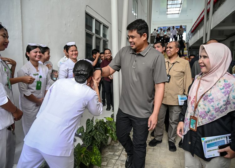 Gubernur Sumut. Muhammad Bobby Afif Nasution (tengah) saat meninjau mahasiswa Politeknik Kesehatan (Poltekkes) di Gunungsitoli untuk membantu mereka yang terkendala biaya pendidikan.(Satunusantara news/HO-Diskominfo Sumut)