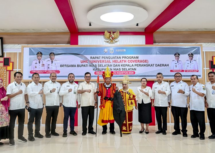 Wagub Sumut) Surya (pakaian adat Nias) pada rapat penguatan UHC di Kantor Bupati Nias Selatan.(Satunusantara news/HO-Diskminfo Sumut).