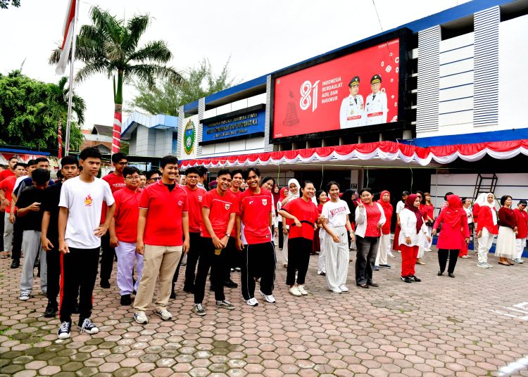 Pegawai Dinas Kominfo Sumut, menyemarakkan peringatan HUT ke-81 Kemerdekaan RI di kantor Dinas Kominfo Sumut.(Satunusantara news/HO-Diskominfo Sumut).