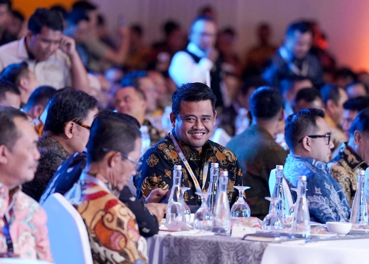 Gubernur Sumut, Muhammad Bobby Afif Nasution (tengah) pada acara penerimaan penghargaan Pemprov Sumut raih penghargaan terbaik I Implementasi Program 3 Juta Rumah di Batam, Kepulauan Riau.(Satunusantara news/HO-Diskominfo Sumut)