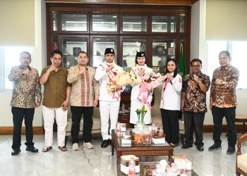 Pj Sekdaprov Sumut sambut kepulangan dua anggota Paskibraka Nasional asal Kabupaten Toba