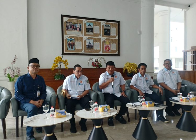 Ketua Umum KONI Sumut Kolonel TNI (Purn) Hatunggal Siregar, (tiga dari kiri) saat konferensi pers di Lobby Dekranasda Kantor Gubernur Sumut, (Satunusantara news/Munawar).