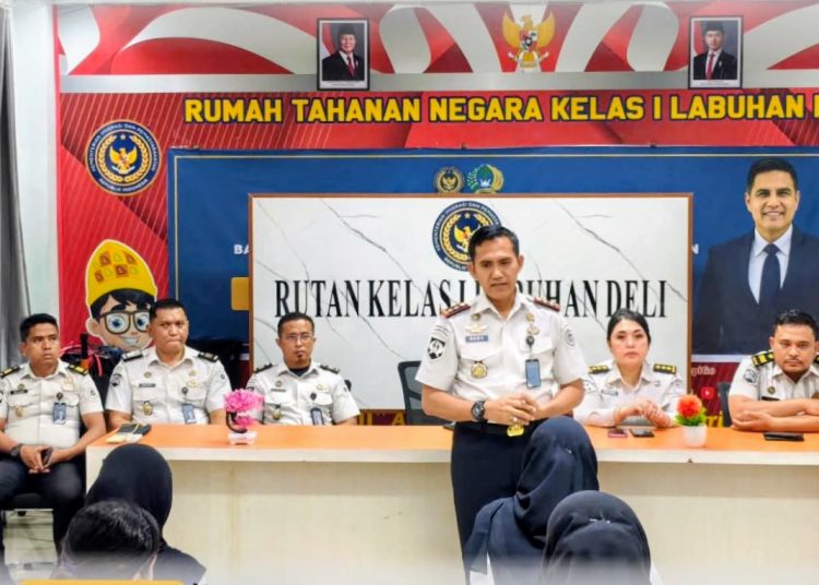 Kepala Rutan Kelas Labuhan Deli, Eddy Junaidi (tengah) saat memberikan pembekalan kepada peserta magang di Rutan Labuhan Deli.(Satunusantara news/HO-Rutan Labuhan Deli).