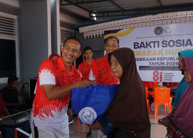 Kepala Lapas Kelas I Medan, Fonika Affandi (kiri) saat menyerahkan bantun sosaial kepada masyarakat dalam menyemarakkan HUT ke-81 Kemerdekaan RI di Kanwil Ditjenpas Sumut.(Satunusantara news/HO-Lapas Medan).