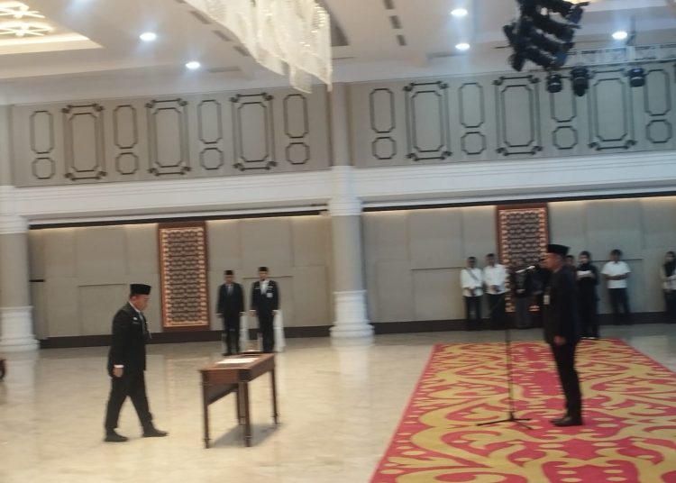 Gubernur Sumut, Muhammad Bobby Afif Nasution (kanan) saat melantik Timur Tumanggor sebagai Pj Sekdaprov Sumut menggantikan Sulaiman Harahap di Aula Raja Inal Siregar Kantor Gubernur Sumut.(Satunusantara news/Munawar)