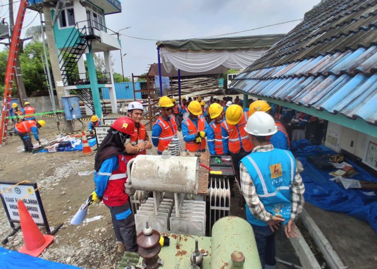 Tim Pelayanan Teknik UP3 Lubuk Pakam, saat melakukan simulasi pengukuran pada transformator.(Satunusantara news/HO-Humas PLN UID Sumut).