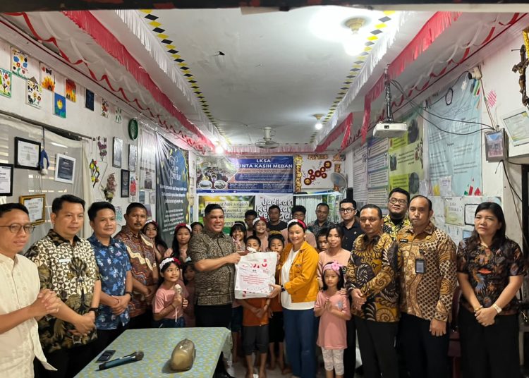 Kakanwil Ditjen Imigrasi Sumut, Dr. Parlindungan (lima dari kiri) bersama jajaran, saat menyerahkan bantuan ke Panti Asuhan LKSA Cinta Kasih Medan di Medan. (Satunusantara news/HO-Kanwil Imigrasi Sumut)