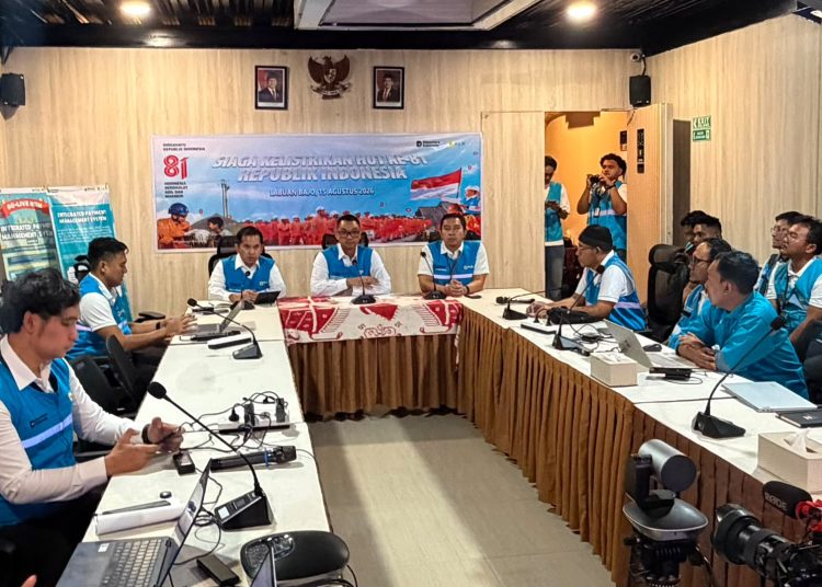 Direktur Utama PLN , Darmawan Prasodjo (tengah) saat memimpin rapat koordinasi siag bencana Flores, Nusa Tenggara Timur, sekaligus melakukan konferensi pers di PLN Unit Pelayanan  Pelanggan Flores Bagian Barat , Manggarai Barat.(Satunusantara news/HO-Humas PLN UID Sumut).