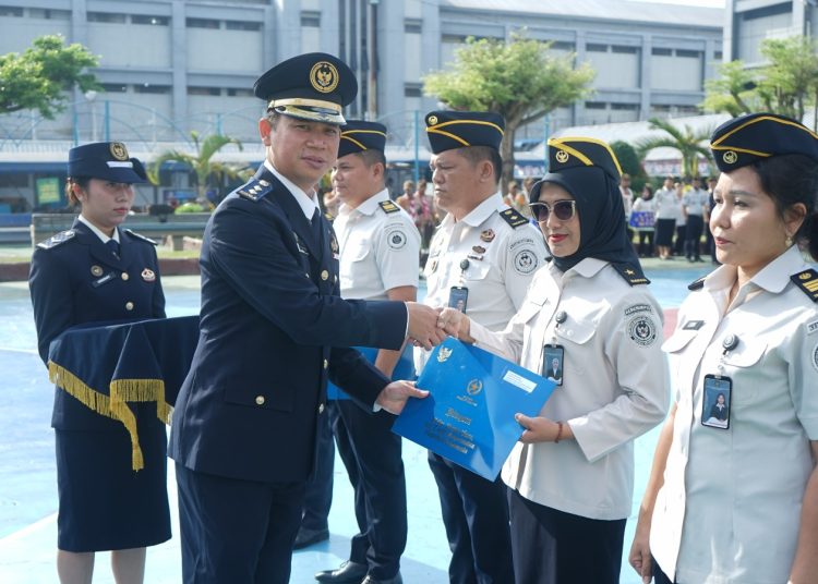 Lapas Kelas I Medan, saat menyerahkan Satyalencana Karya Sastra kepada pegawai pada peringatan HUT ke-81 RI di Lapas Medan.(Satunusantara news/HO-Lapas Medan).