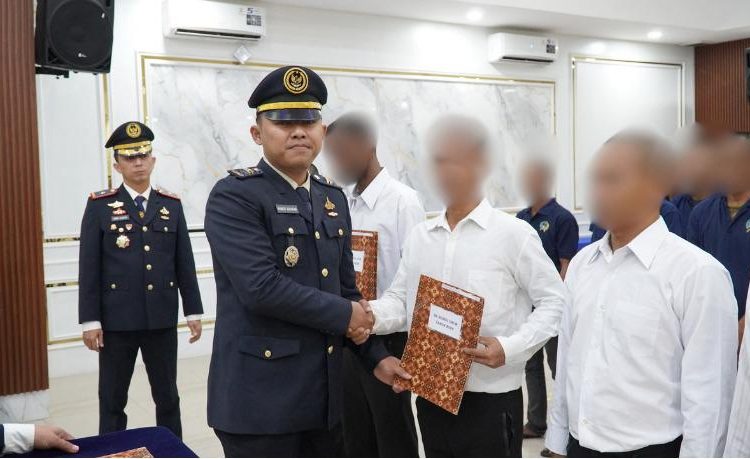 Rutan Kelas I Medan, saat menyerahkan remisi kepada warga binaan pada HUT ke-81 RI di Rutan Medan.(Satunusantara news/HO-Rutan Medan).