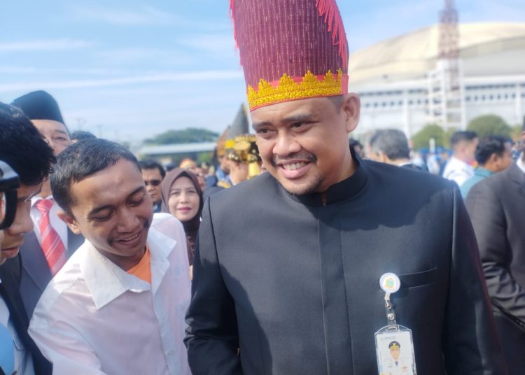 Gubernur Sumut Muhammad Bobby Afif Nasution, diwawancarai wartawan usai upacara HUT ke-81 Kemerdekaan RI di Lapangan Astaka, Kabupaten Deliserdang.(Satunusantara news/Munawar).