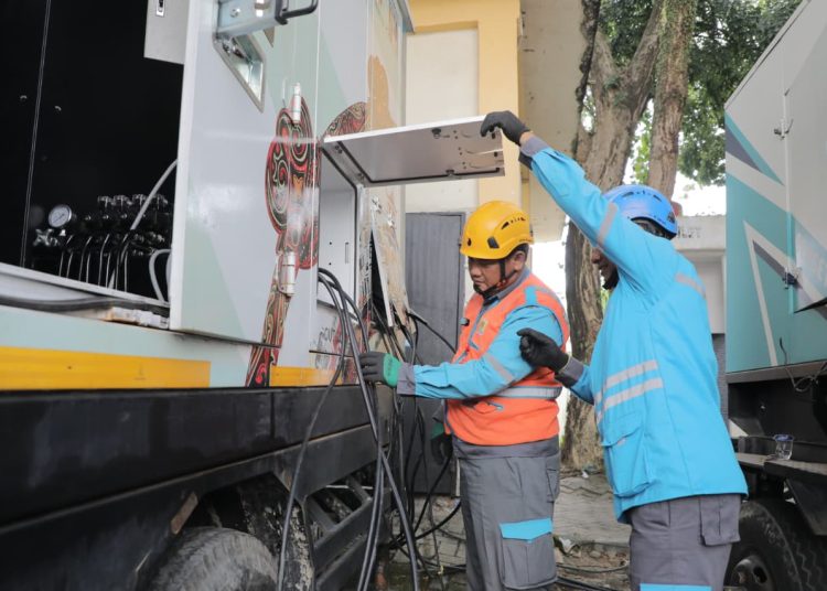 Petugas Pelayanan Teknik PLN UP3 Medan Utara, saat melakukan pemeriksaan jaringan untuk pengamanan kelistrikan pada pelaksanaan Upacara HUT ke-81 Kemerdekaan RI di Lapangan Astaka Kabupaten Deliserdang.(Satunusantara news/HO-Humas PLN UID Sumut).